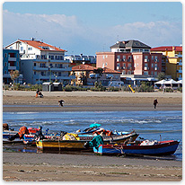 Fischerboote am Strand von Caorle caorle, italien